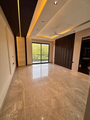 Room in 4 BHK Builder Floor at DLF Atria, Dlf Phase ii – for Rent