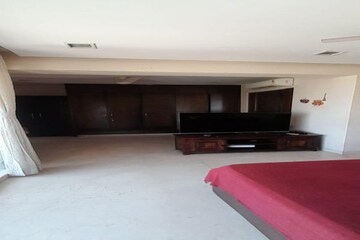 Furnished Amenities in 4 BHK Apartment at Kalpataru Horizon, Worli – for Rent