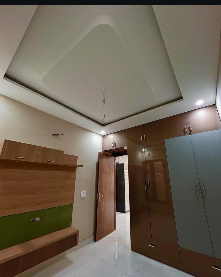 3 BHK + Pooja Room,Servant Room Builder Floor For Sale in Building Floor 