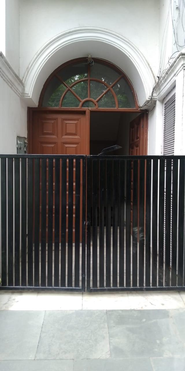 3 BHK + Servant Room Builder Floor For Rent in Defence Colony