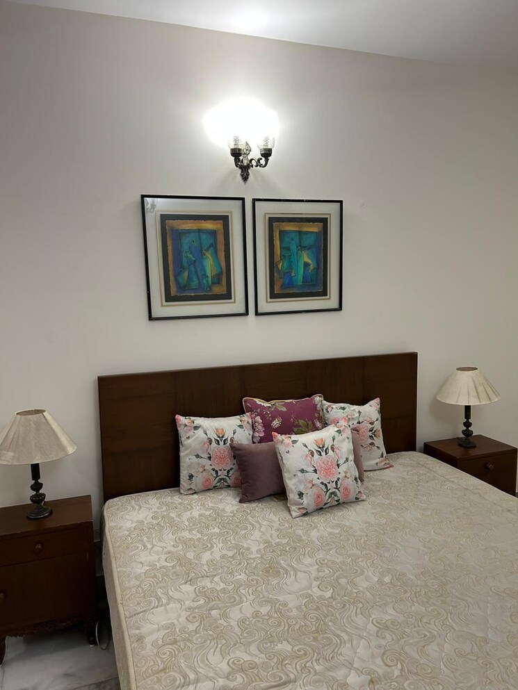 Living Room, defence colony 3 Bedroom 325 Sq.Yd. Builder Floor In Defence Colony Delhi 8818794