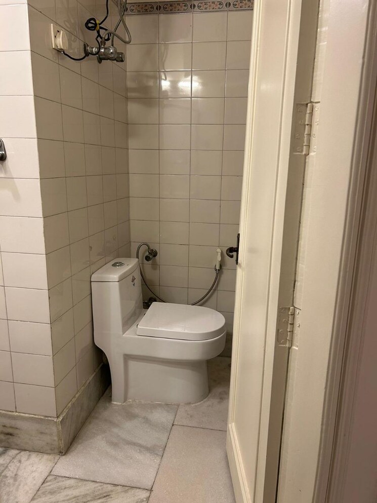 Bathroom, defence colony 3 Bedroom 325 Sq.Yd. Builder Floor In Defence Colony Delhi 8818794