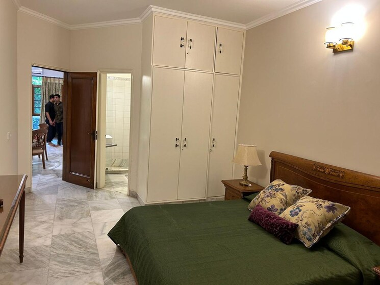 Bedroom, defence colony 3 Bedroom 325 Sq.Yd. Builder Floor In Defence Colony Delhi 8818794