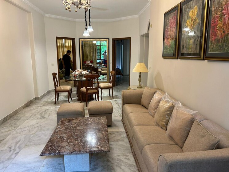 Living Room, defence colony 3 Bedroom 325 Sq.Yd. Builder Floor In Defence Colony Delhi 8818794