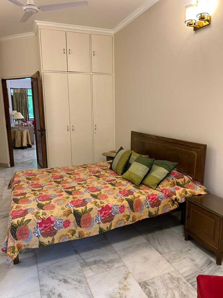 Bedroom, defence colony 3 Bedroom 325 Sq.Yd. Builder Floor In Defence Colony Delhi 8818794