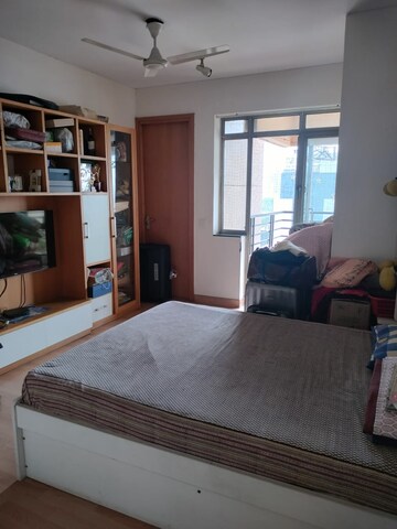 Bedroom in 4 BHK Apartment at Central Park I, Sector 42 – for Rent