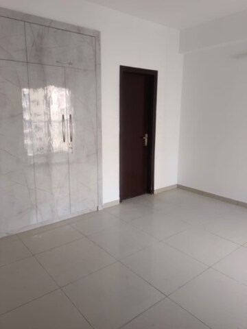 Room in 2.5 BHK Apartment at Gulshan Bellina, Sector 16 Greater Noida – for Rent