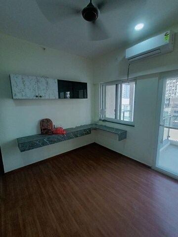 Room in 2 BHK Apartment at Puravankara Silversands, Mundhwa – for Rent