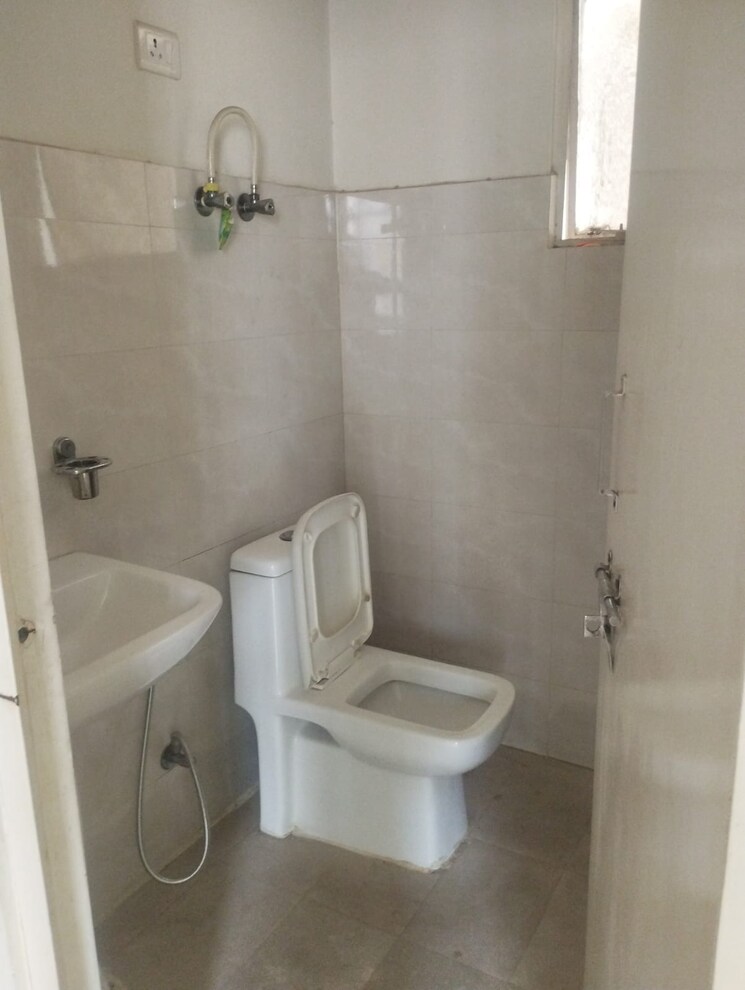 Bathroom, suncity-avenue-102 2 Bedroom 632 Sq.Ft. Apartment In Sector 102 Gurgaon 8818905