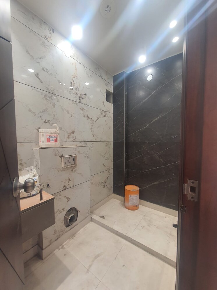 Bathroom, prashant vihar 3 Bedroom 1400 Sq.Ft. Builder Floor In Prashant Vihar Delhi 8818903