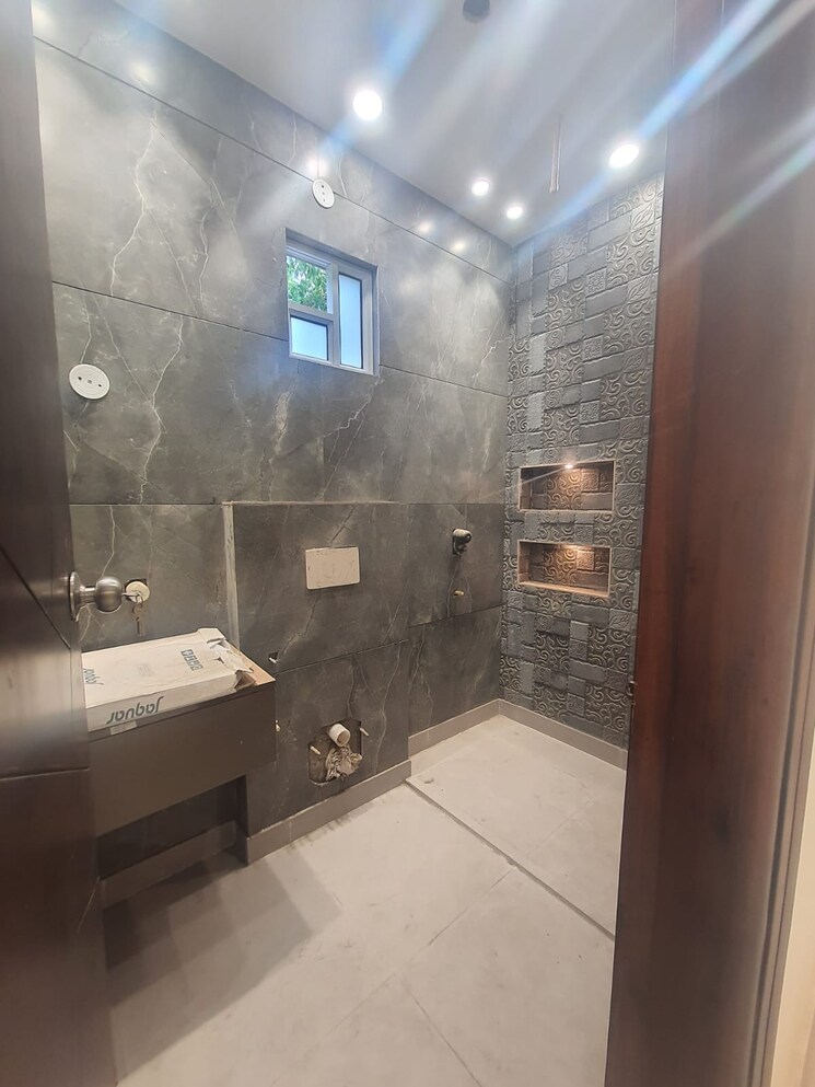 Bathroom, prashant vihar 3 Bedroom 1400 Sq.Ft. Builder Floor In Prashant Vihar Delhi 8818903