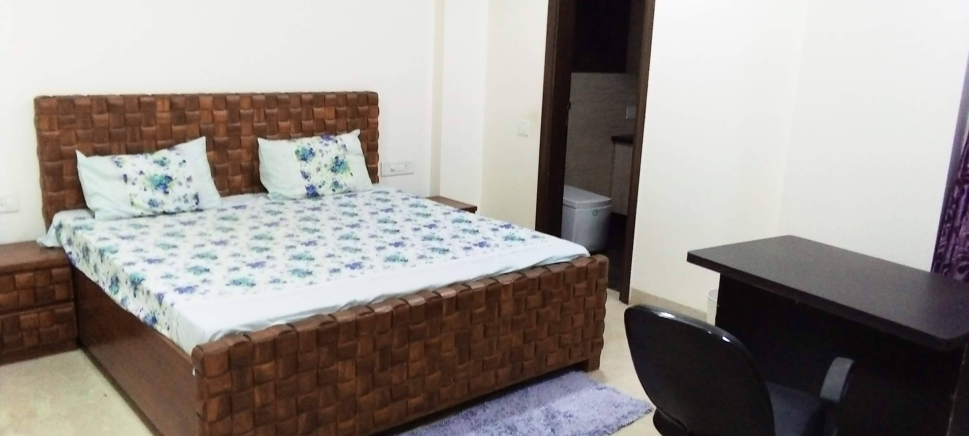 3 BHK + Servant Room Builder Floor For Rent in Defence Colony