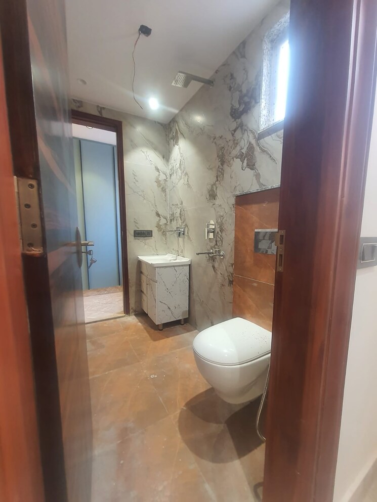 Bathroom, prashant vihar 3 Bedroom 1000 Sq.Ft. Builder Floor In Prashant Vihar Delhi 8818959