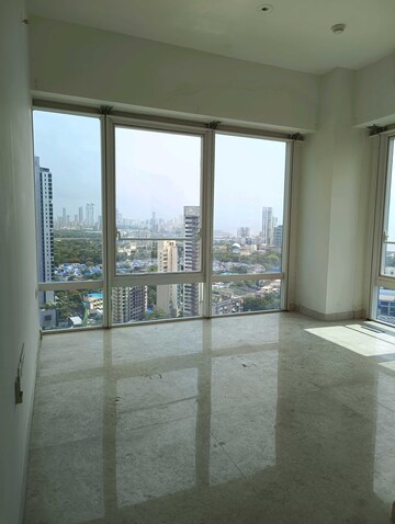 Room in 4 BHK Apartment at Indiabulls Blu, Worli – for Rent