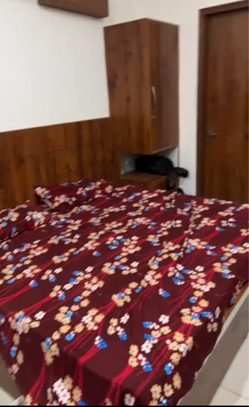 1 Rk  350 Sq.Ft. Builder Floor in Dlf Cyber City