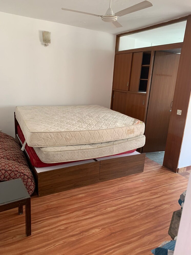 Bedroom, defence colony 2 Bedroom 217 Sq.Yd. Builder Floor In Defence Colony Delhi 8819002