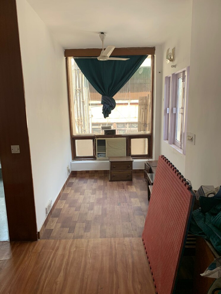 Room, defence colony 2 Bedroom 217 Sq.Yd. Builder Floor In Defence Colony Delhi 8819002