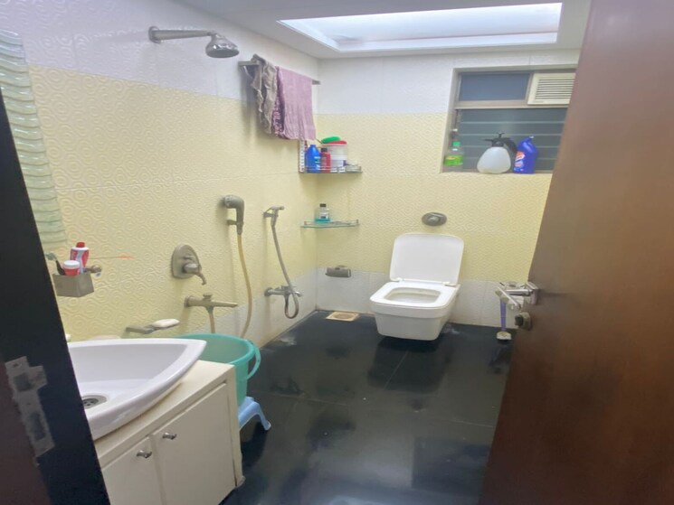Bathroom, matunga east 4 Bedroom 1687 Sq.Ft. Apartment In Matunga East Mumbai 8819045