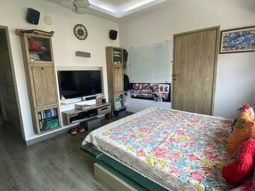 Bedroom in 4 BHK Apartment at Matunga East – for Sale