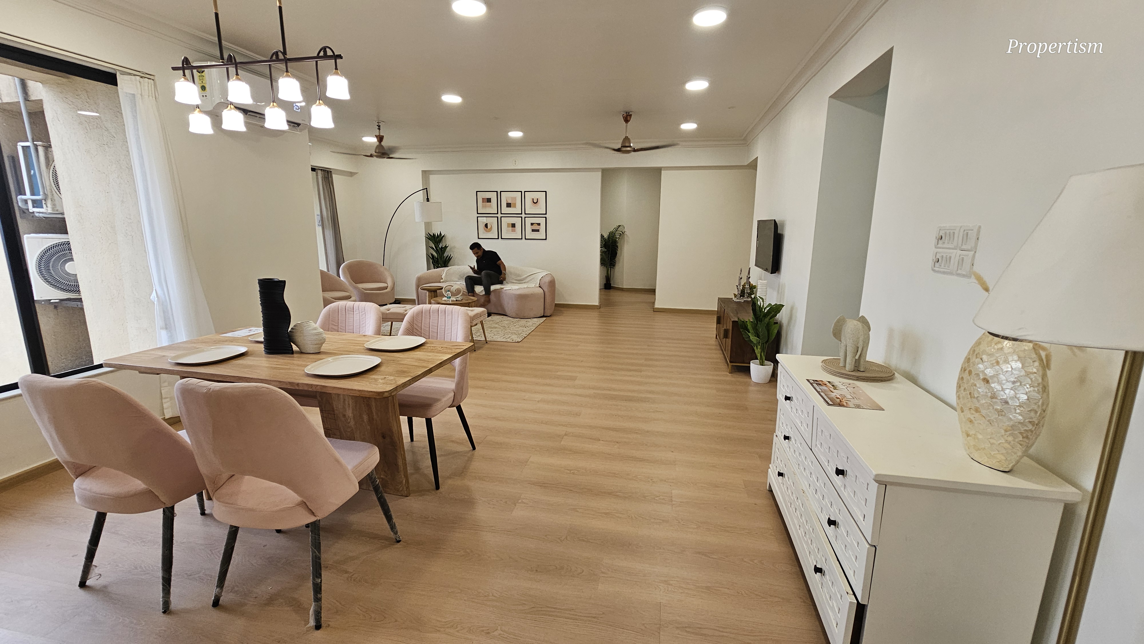 4 BHK + Servant Room Apartment For Sale in Hiranandani Gardens Solitaire