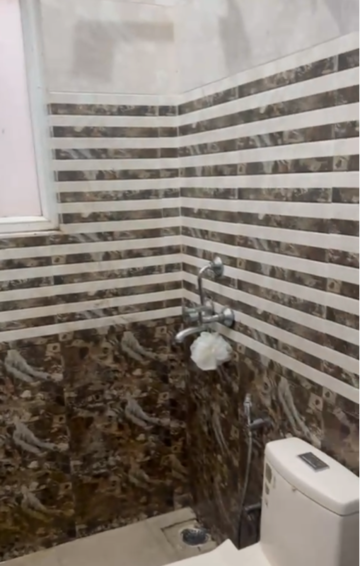 Staircase in 1 RK Builder Floor at DLF Pink Town House, Dlf City Phase 3 – for Rent