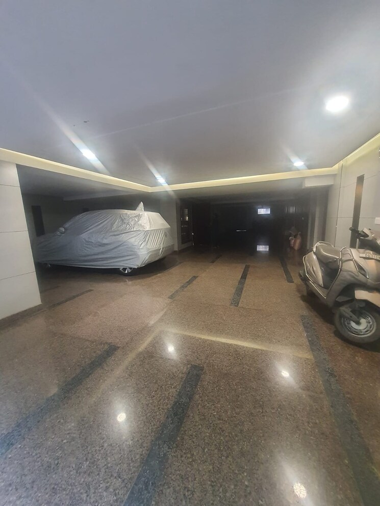  Parking, prashant vihar 4 Bedroom 2500 Sq.Ft. Builder Floor In Prashant Vihar Delhi 8819154