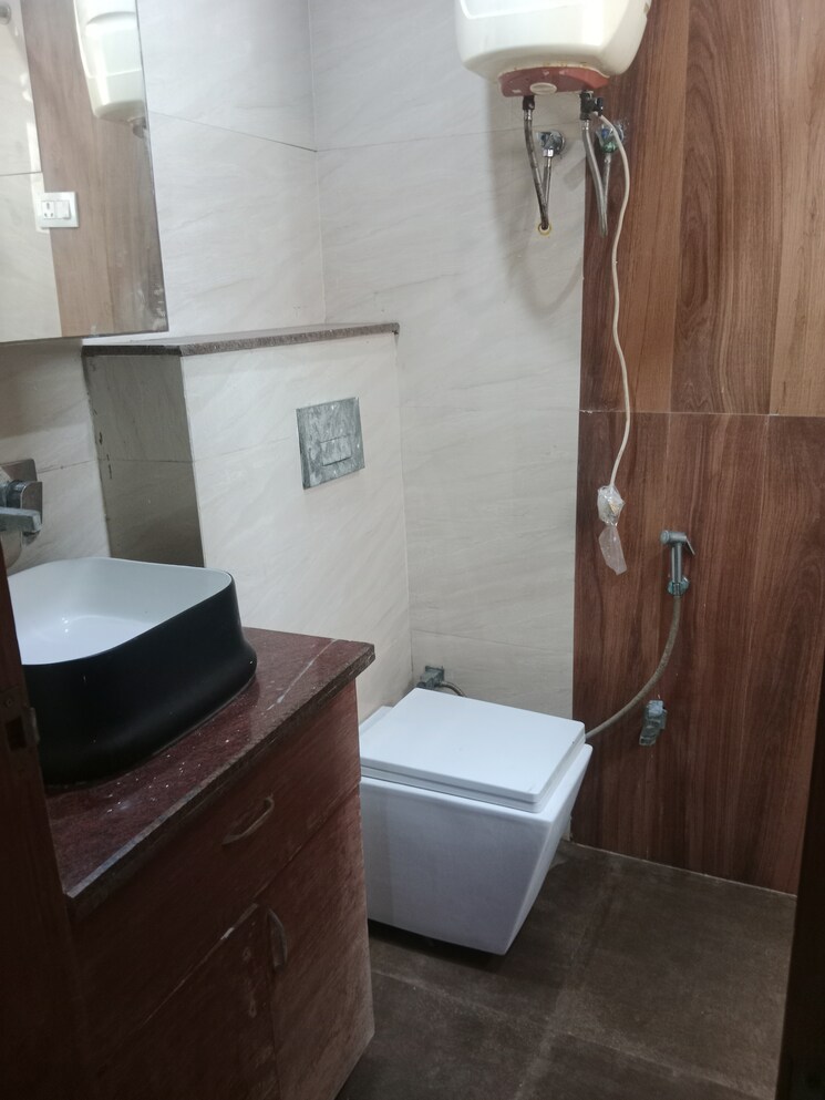 Bathroom, ashoka enclave 4 Bedroom 2000 Sq.Ft. Builder Floor In Ashoka Enclave Faridabad 8819344