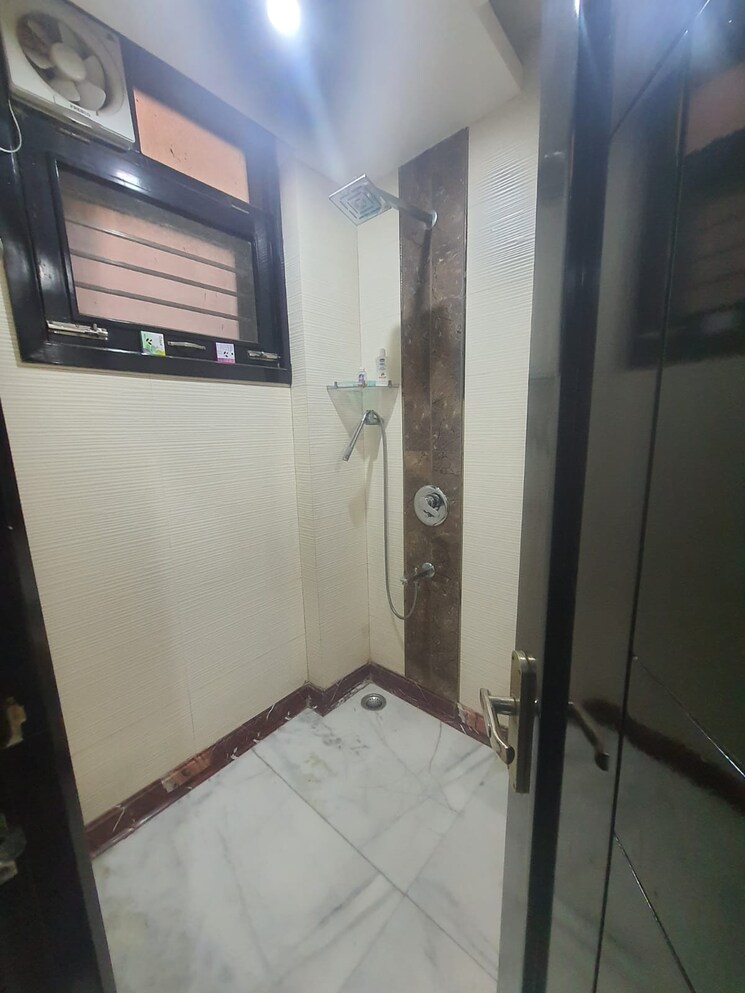 Bathroom, prashant vihar 3 Bedroom 1500 Sq.Ft. Builder Floor In Prashant Vihar Delhi 8819334