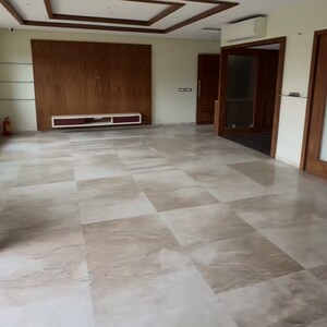 Room in 4 BHK Apartment at Juhu – for Sale