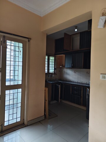 Room in 2 BHK Apartment at Halasuru – for Rent