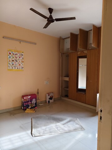 Room in 2 BHK Apartment at Halasuru – for Rent