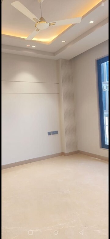 Room in 3 BHK Builder Floor at Defence Colony – for Rent