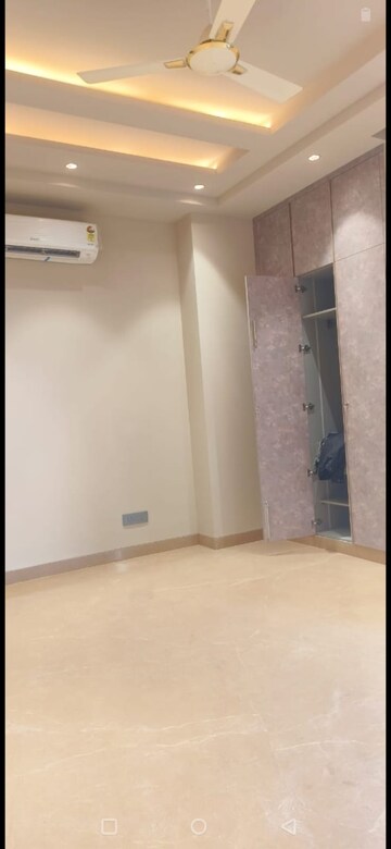 Room in 3 BHK Builder Floor at Defence Colony – for Rent