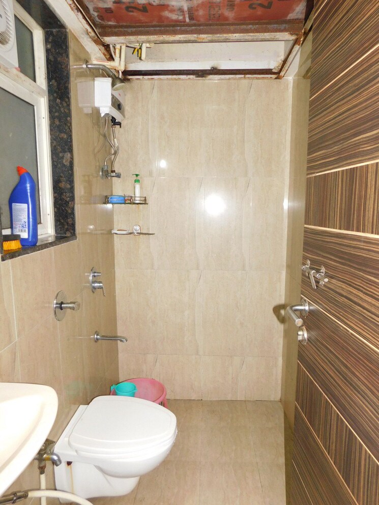 Bathroom, goregaon west Pg For Boys & Girls In Goregaon West 8819582
