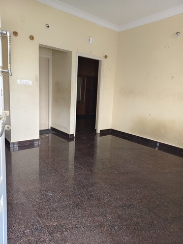 Room in 1 BHK Builder Floor at Halasuru – for Rent