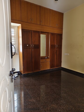Room in 1 BHK Builder Floor at Halasuru – for Rent