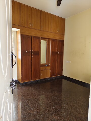 Room in 1 BHK Builder Floor at Halasuru – for Rent