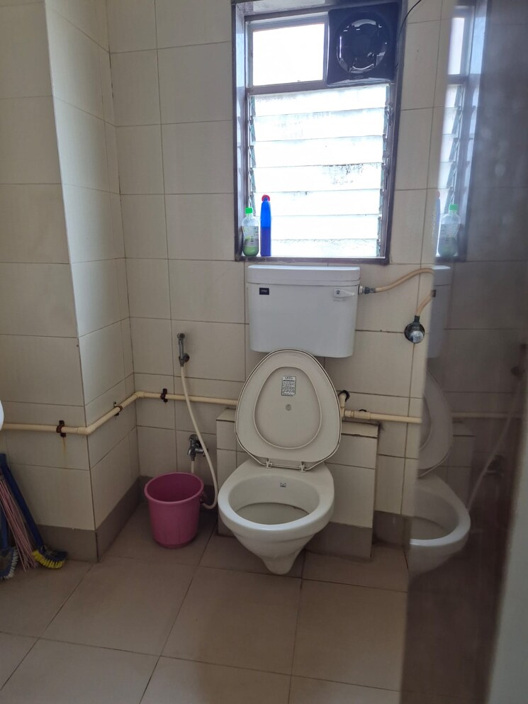 Bathroom, mulund east 1 Bedroom 440 Sq.Ft. Apartment In Mulund East Mumbai 8819638