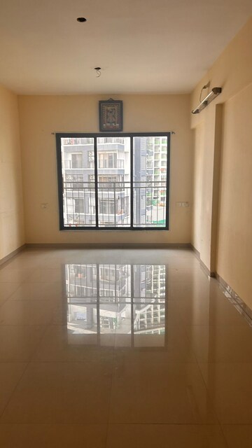 Room in 2 BHK Apartment at Akar Pinnacle, Borivali East – for Rent