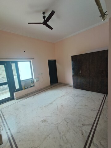 Room in 2 BHK Builder Floor at Sector 56 – for Rent