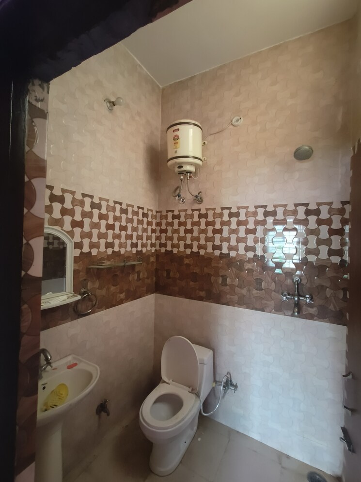 Bathroom, sector 56 2 Bedroom 1500 Sq.Ft. Builder Floor In Sector 56 Gurgaon 8819865