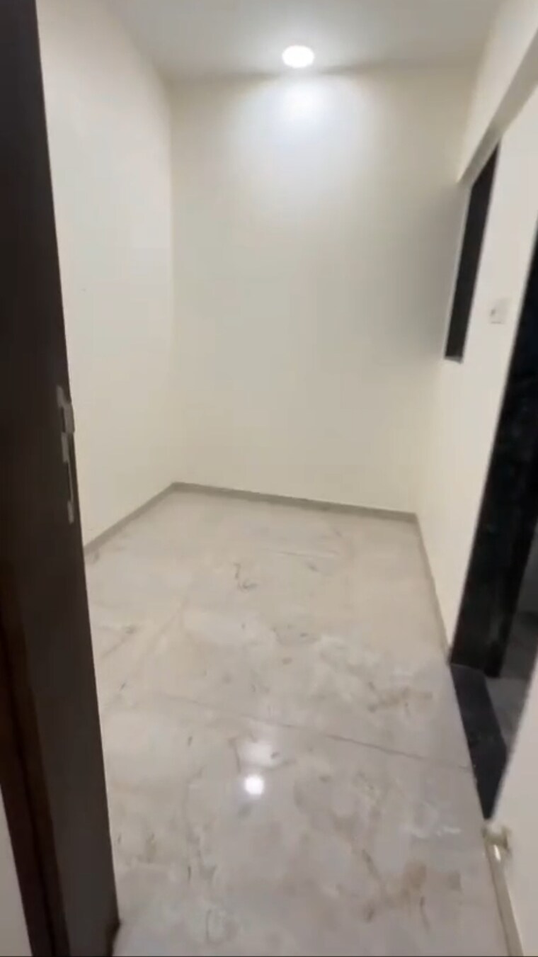 Room, kandivali east 2 Bedroom 323 Sq.Yd. Apartment In Kandivali East Mumbai 8819870