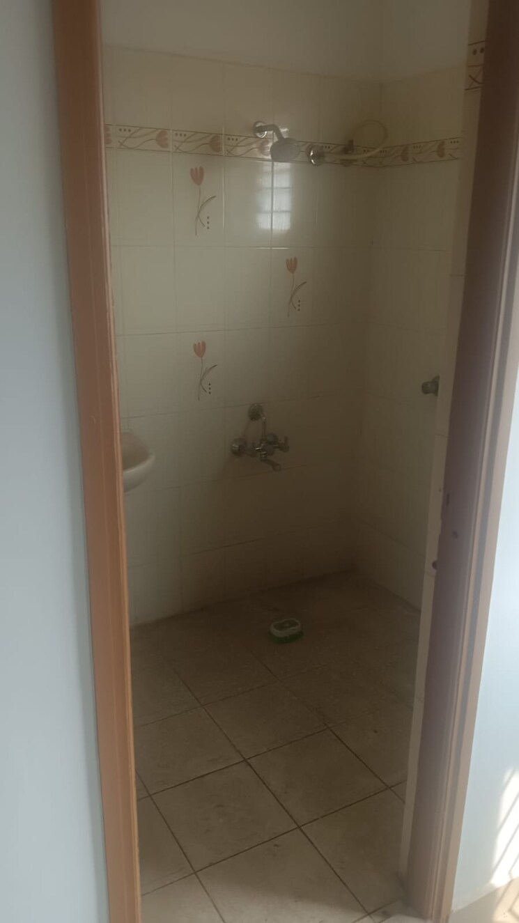 Bathroom, dlf-exclusive-floors 3 Bedroom 1500 Sq.Ft. Apartment In Sector 53 Gurgaon 8819954