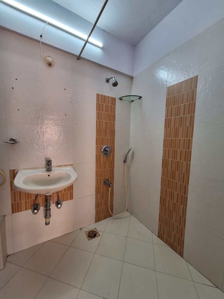 Bathroom, elco-residency 3 Bedroom 1700 Sq.Ft. Apartment In Bandra West Mumbai 8820417