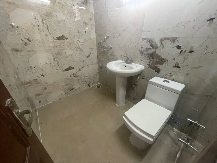 Bathroom, ambala highway 2 Bedroom 105 Sq.Yd. Apartment In Ambala Highway Zirakpur 8820528