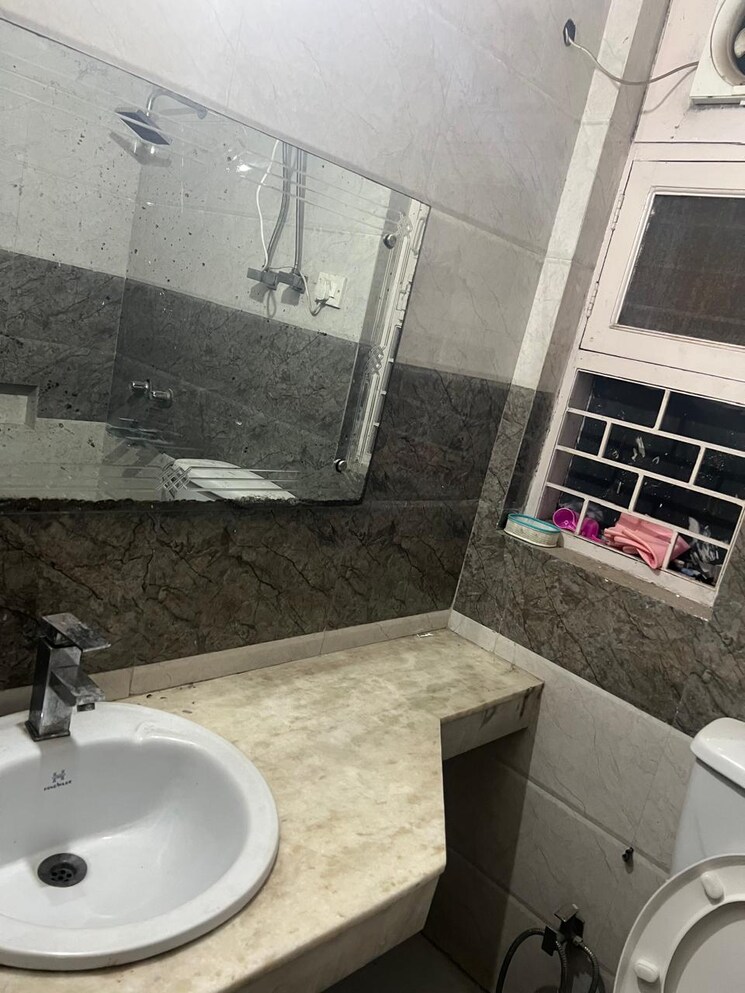 Bathroom, gupta-awas 2 Bedroom 104 Sq.Yd. Builder Floor In Sector 43 Gurgaon 8820564