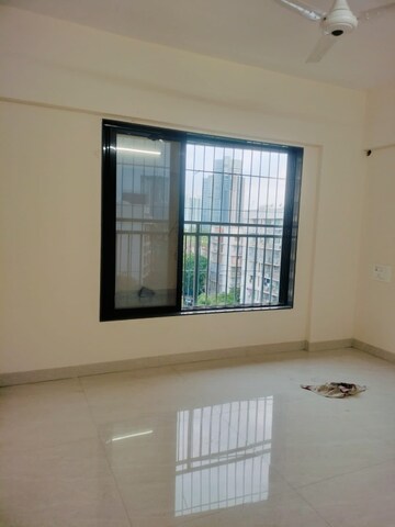 Room in 1 BHK Apartment at Valle Ville CHS, Bandra West – for Rent
