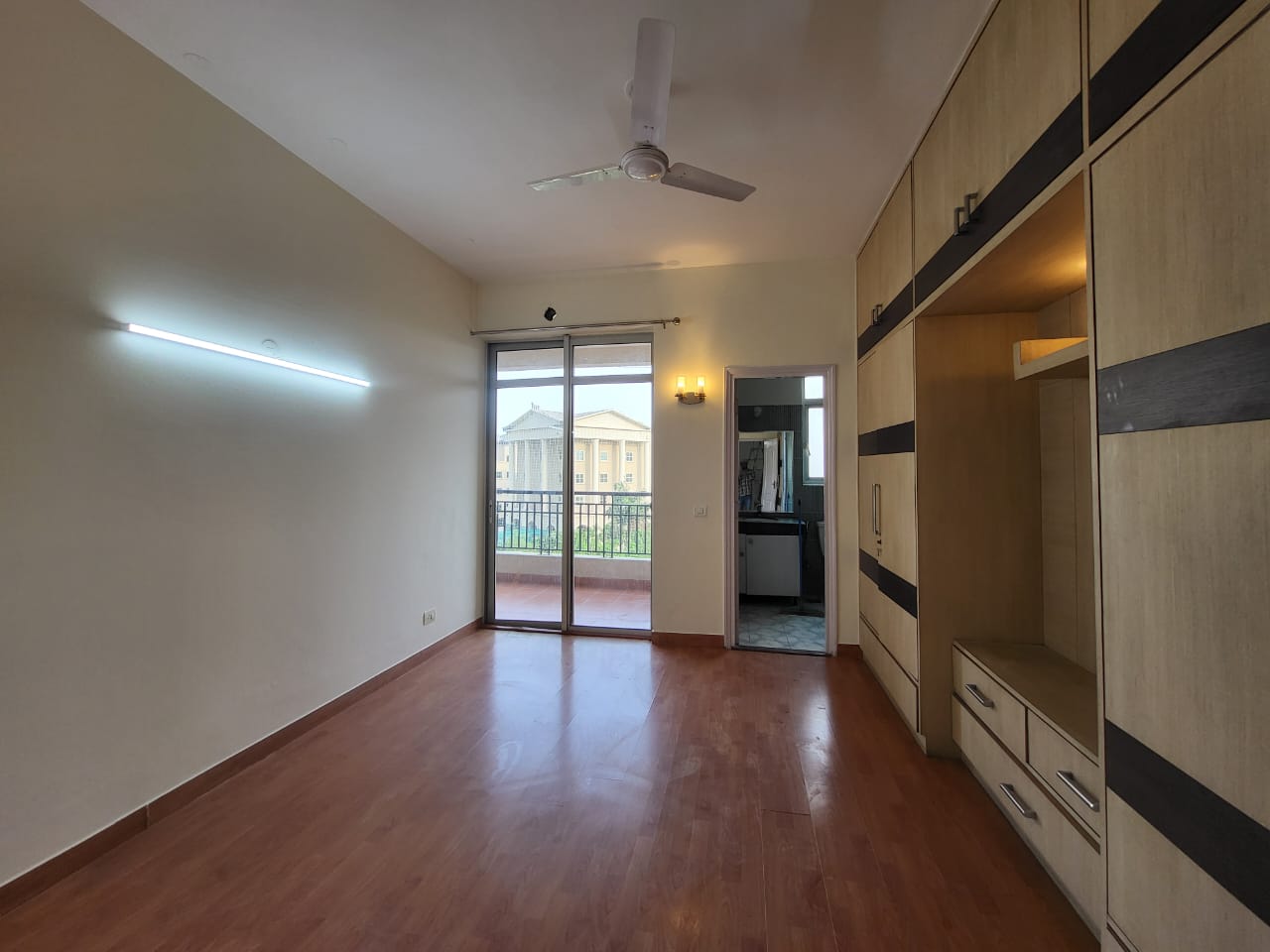 3.5 BHK + Servant Room Apartment For Rent in Central Park II-The Room 