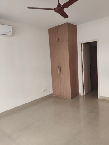 Room in 3.5 BHK Apartment at Emaar Emerald Floors Premier, Sector 65 – for Rent