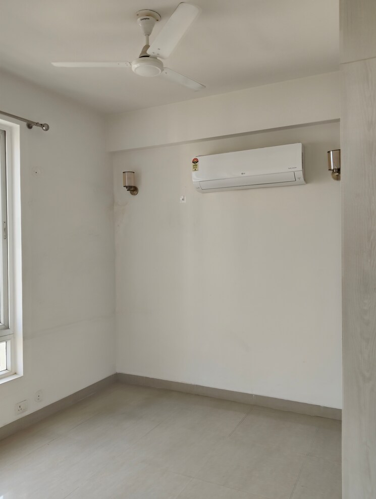 Room, emaar-emerald-estate 2.5 Bedroom 1020 Sq.Ft. Apartment In Sector 65 Gurgaon 8820728